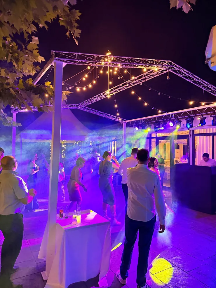 DJ para bodas pinchando en una fiesta con iluminación espectacular