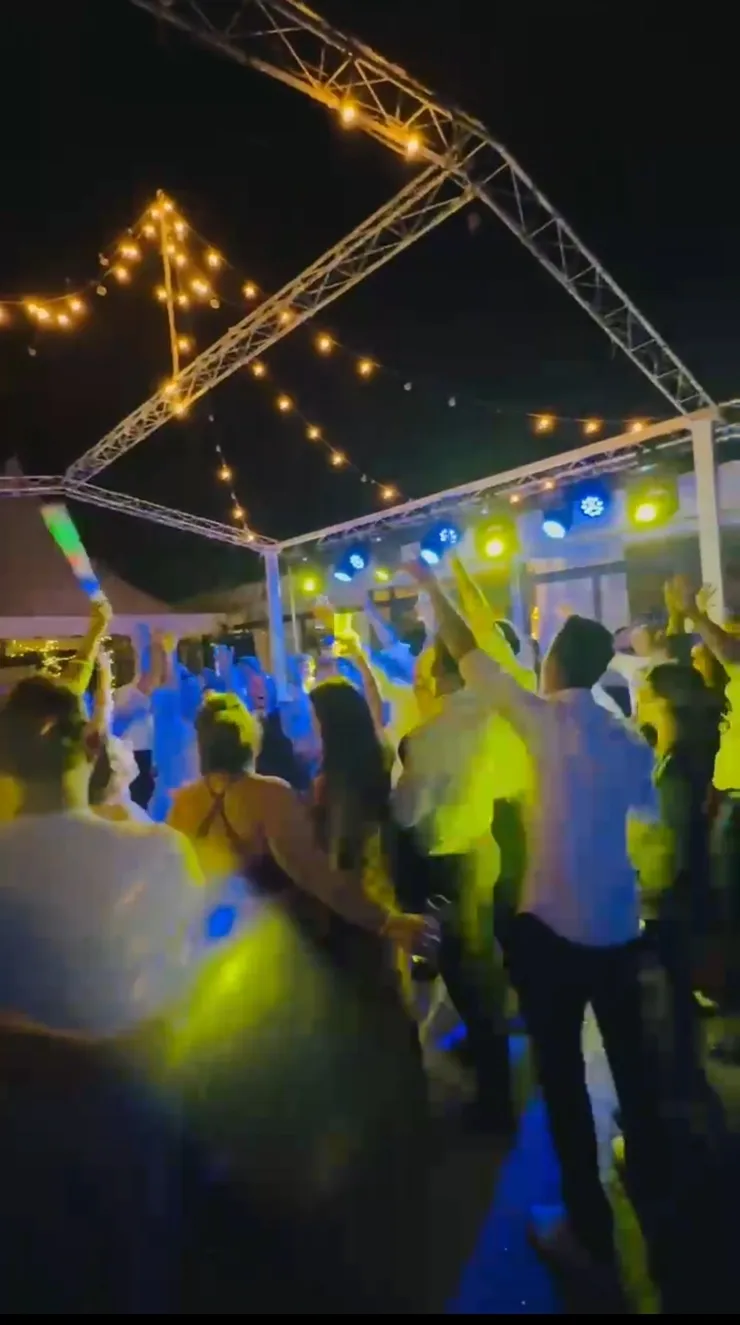 Iluminación para bodas al aire libre con guirnaldas y focos LED